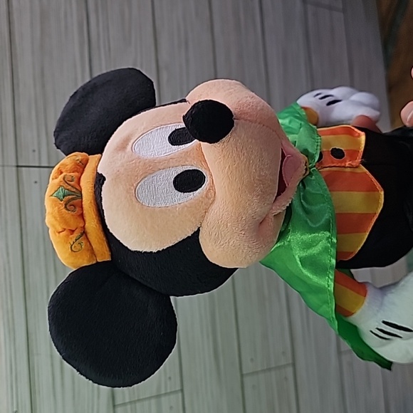 Disney's Mickey Mouse "The Pumpkin King" 12" Plush - Hallmark Exclusive - Picture 6 of 8